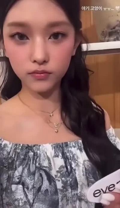 Haerin - shows boobs