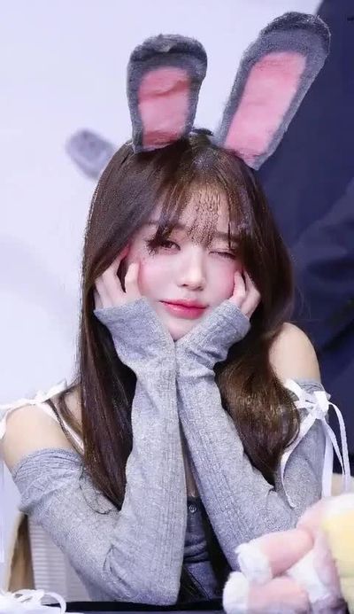 Wonyoung - shows tits
