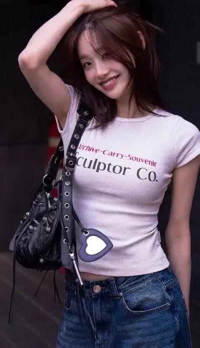 Chuu - shows boobs