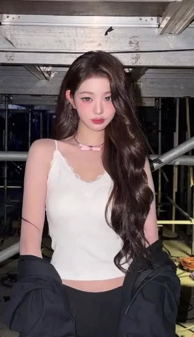 Wonyoung - shows tits