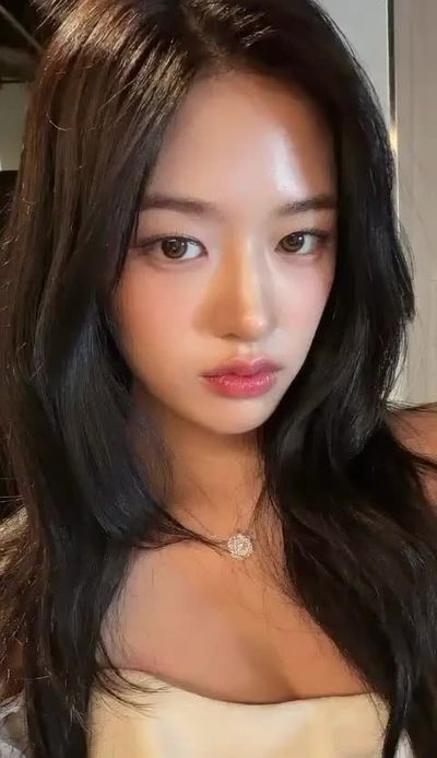 Yujin - shows tits