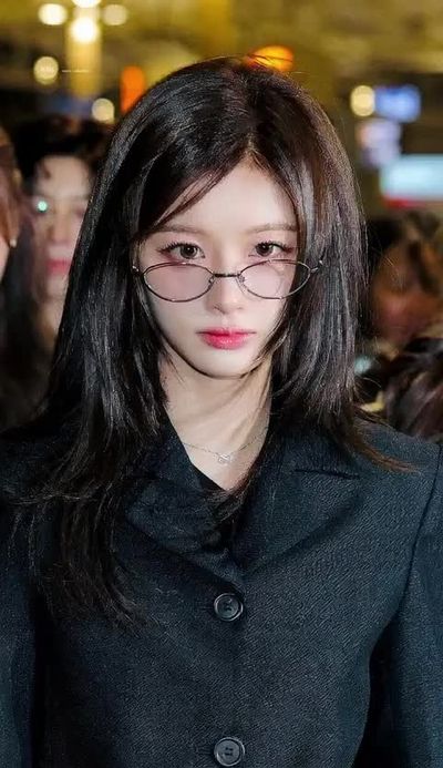 Sullyoon - shows tits