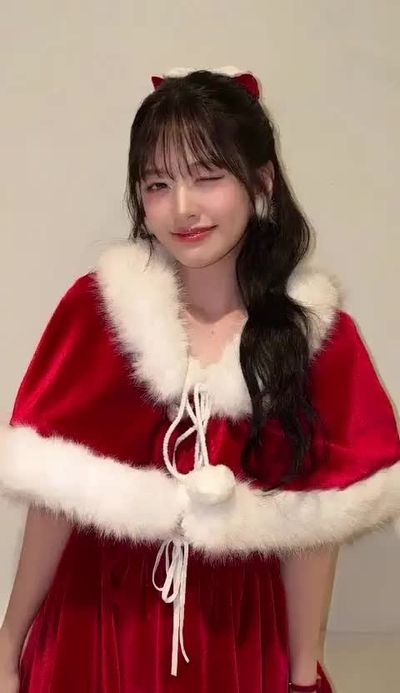 Yujin - shows tits