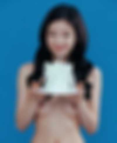 Lia - naked with cake