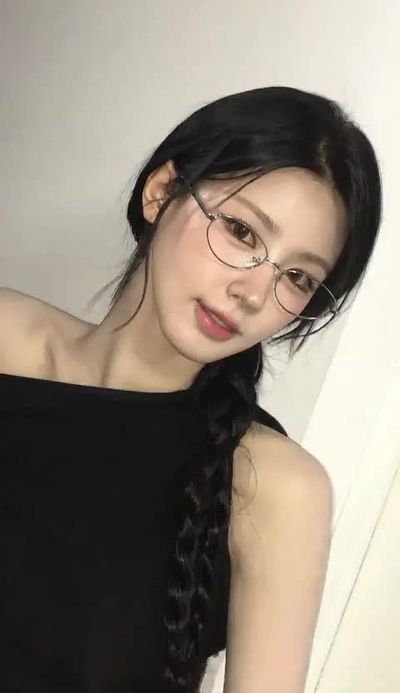 Miyeon - shows tits