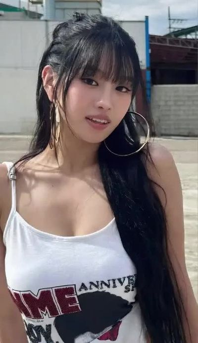 Natty - shows tits