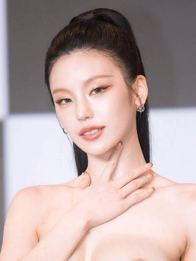 Yeji - shows tits