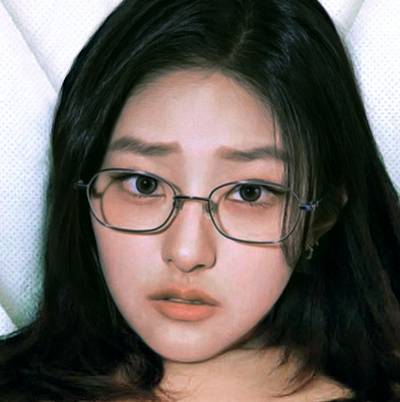 Haneul - shows pussy