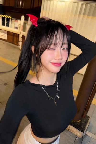 Jeewon - shows boobs (video) 