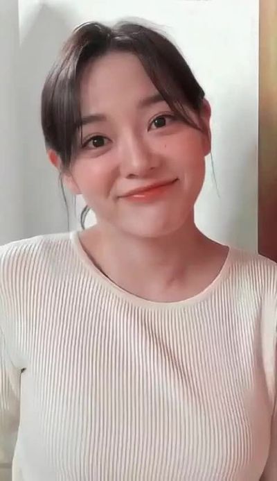 Sejeong - shows boobs