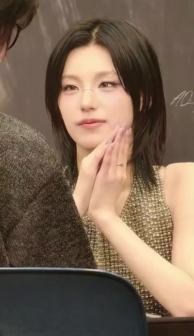 Yeji - shows tits