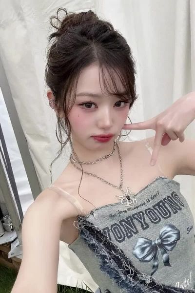 Wonyoung - shows boobs