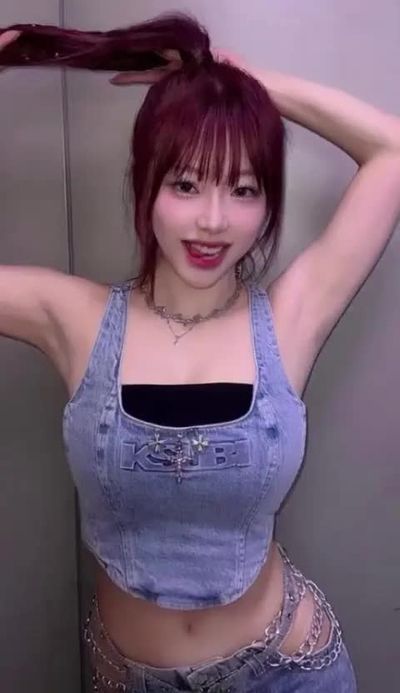 Jeewon - shows boobs