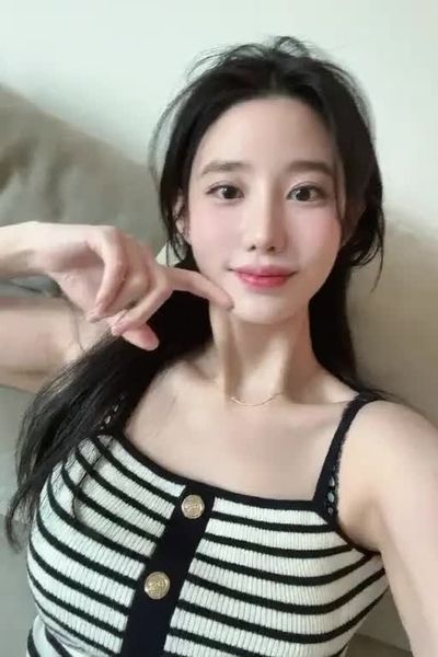 Johyun - shows boobs