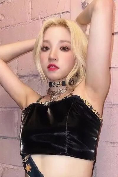 Yuqi - shows tits