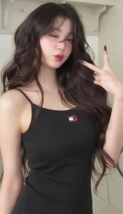 Wonyoung - shows boobs