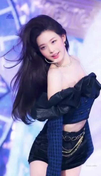 Wonyoung - shows boobs