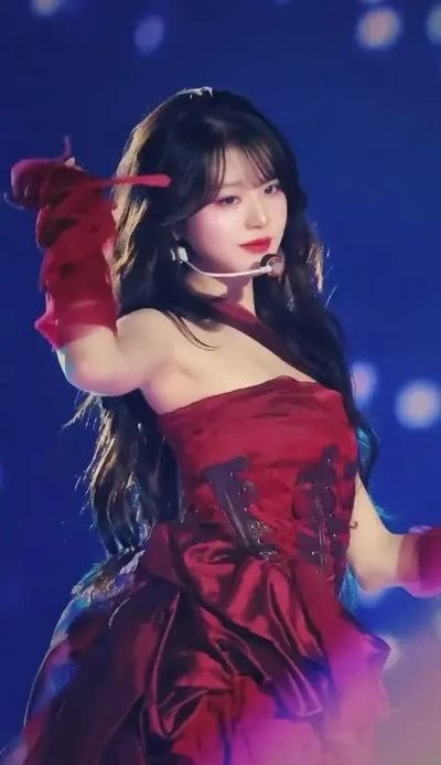 Wonyoung - shows boobs