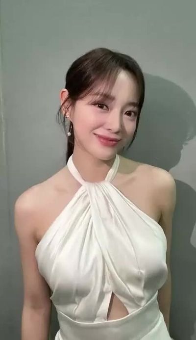 Sejeong - shows boobs