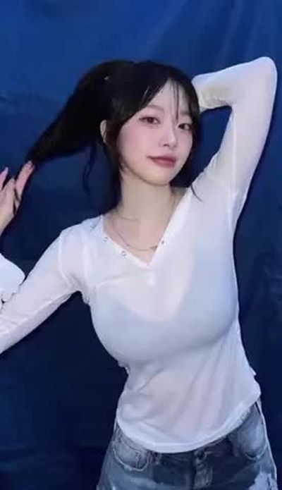 Jeewon - shows boobs