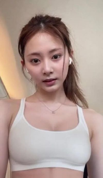 Tzuyu - shows boobs