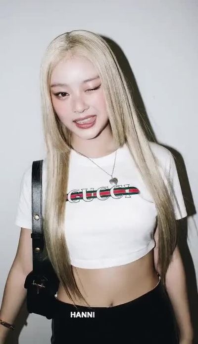 Hanni - shows boobs