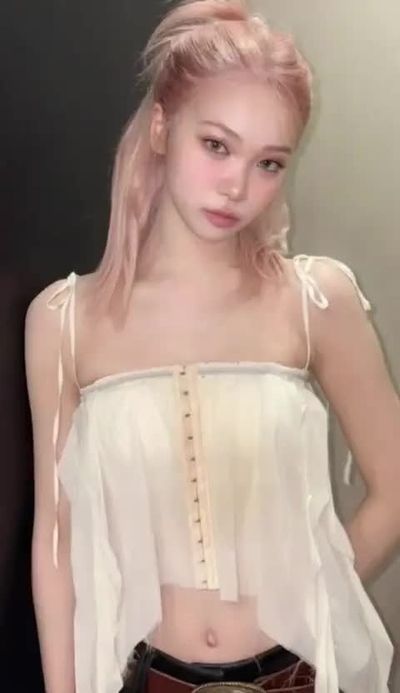 Chaewon - shirtlift tease