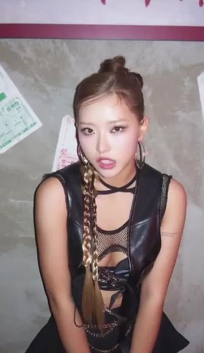 Olivia Hye - shows tits