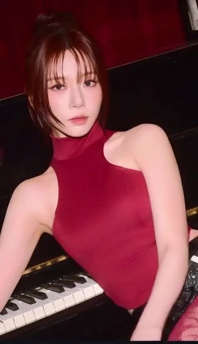 shows boobs