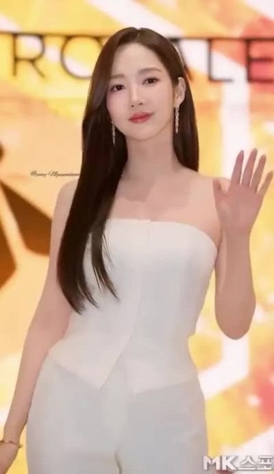 Park Min Young - shows tits