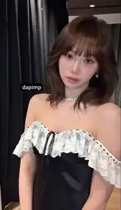 Chaewon - shows tits