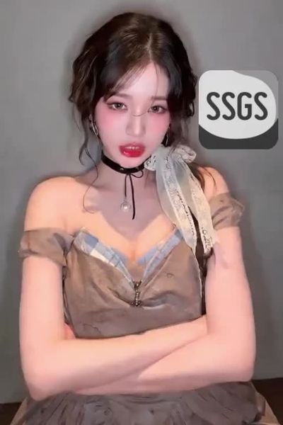 Wonyoung - shows boobs