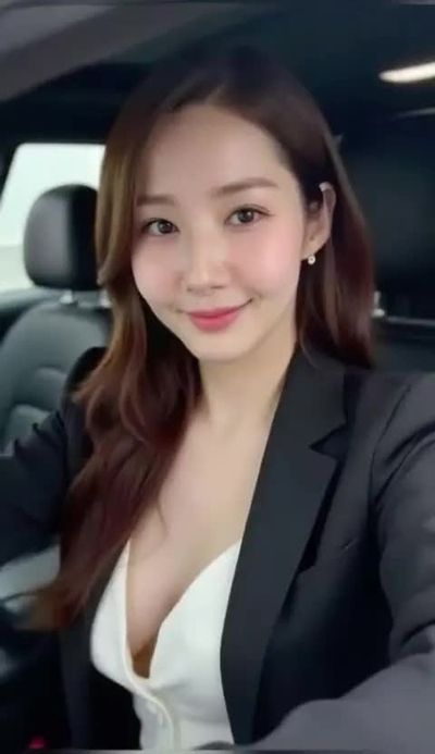 Park Min Young - shows tits