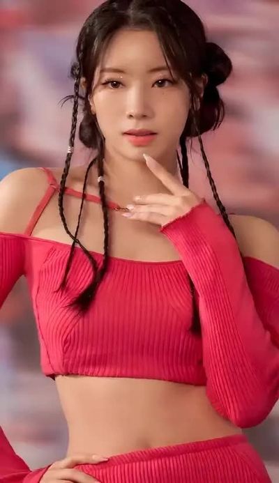 Dahyun - shows tits