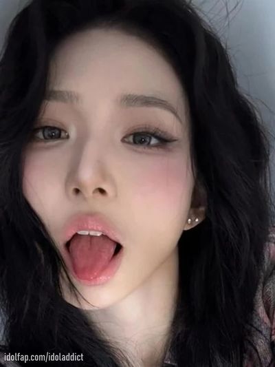 Xinyu - cum on face