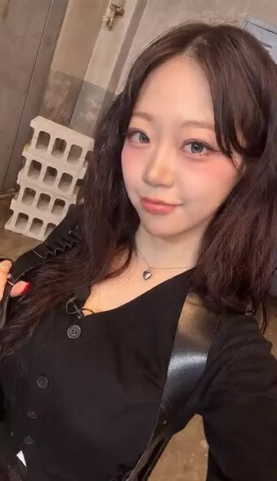 Jeewon - shows boobs