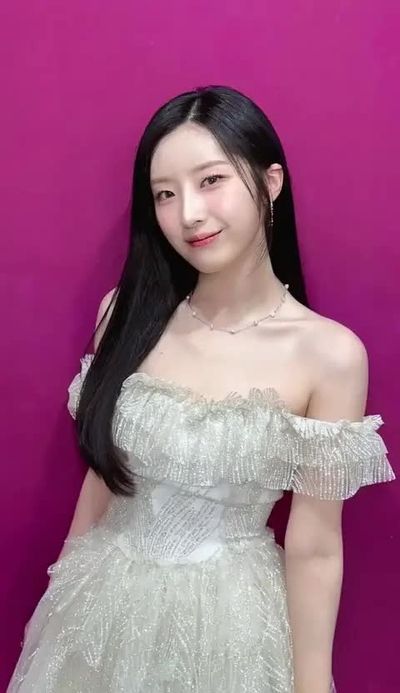 Haseul - shows boobs
