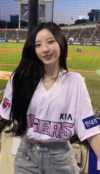 Haseul - shows boobs