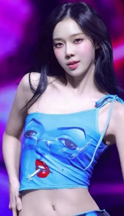 Winter - shows boobs
