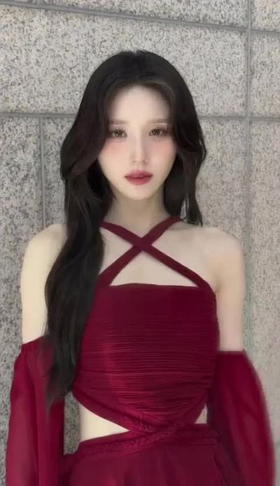 Heejin - shows boobs