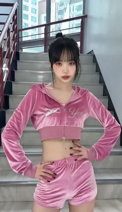 Chaewon - shows boobs