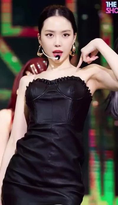 Naeun - shows tits