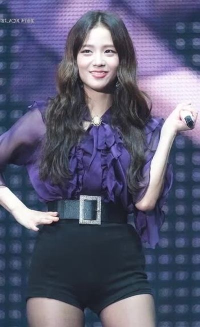 Jisoo - shows boobs