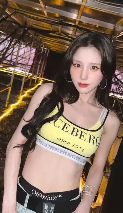 Heejin - shows tits