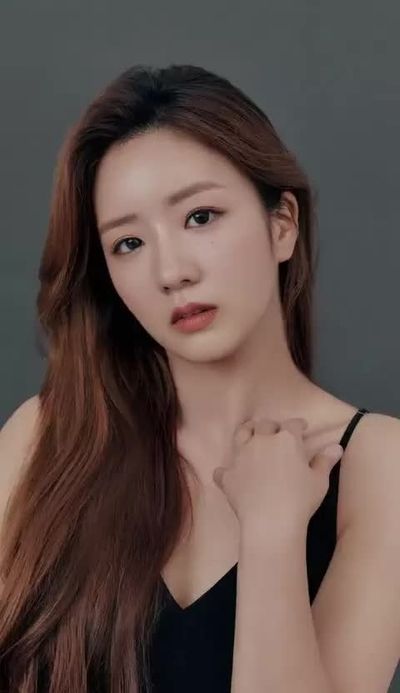 Bomi - shows tits