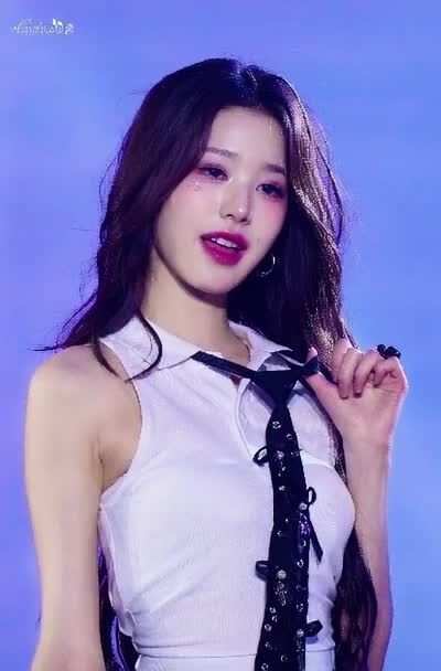 Wonyoung - shows tits