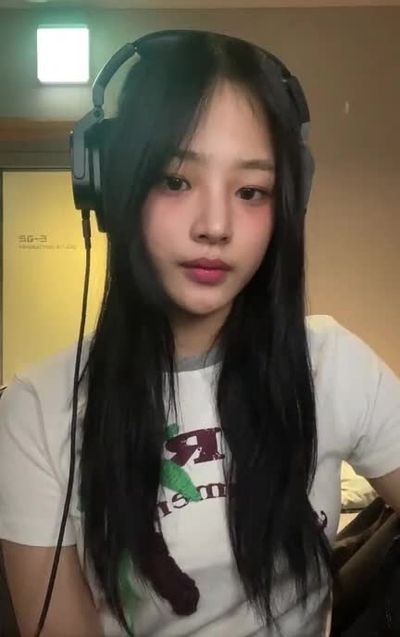 Minji - shows tits