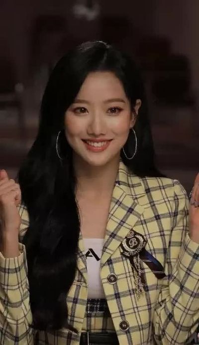 Lee Naeun - shows tits