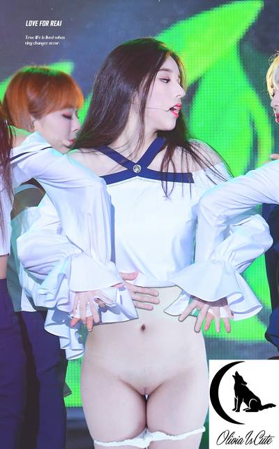 Heejin - shows pussy