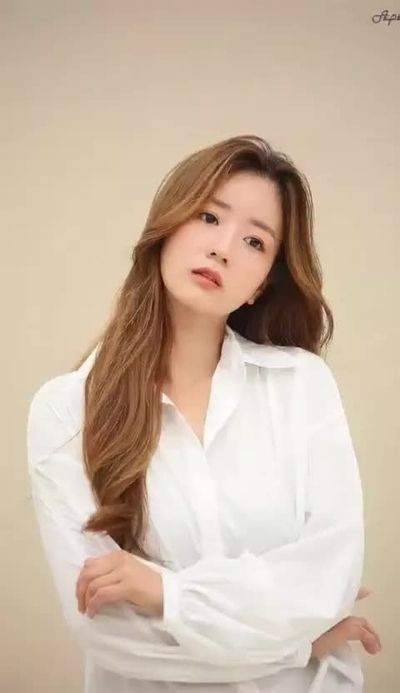 Bomi - shows tits